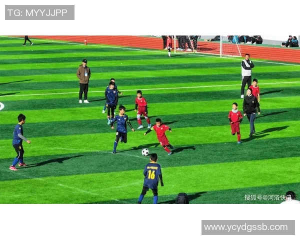 足球明星与小孩亲密互动温馨瞬间展现足球的魅力与希望